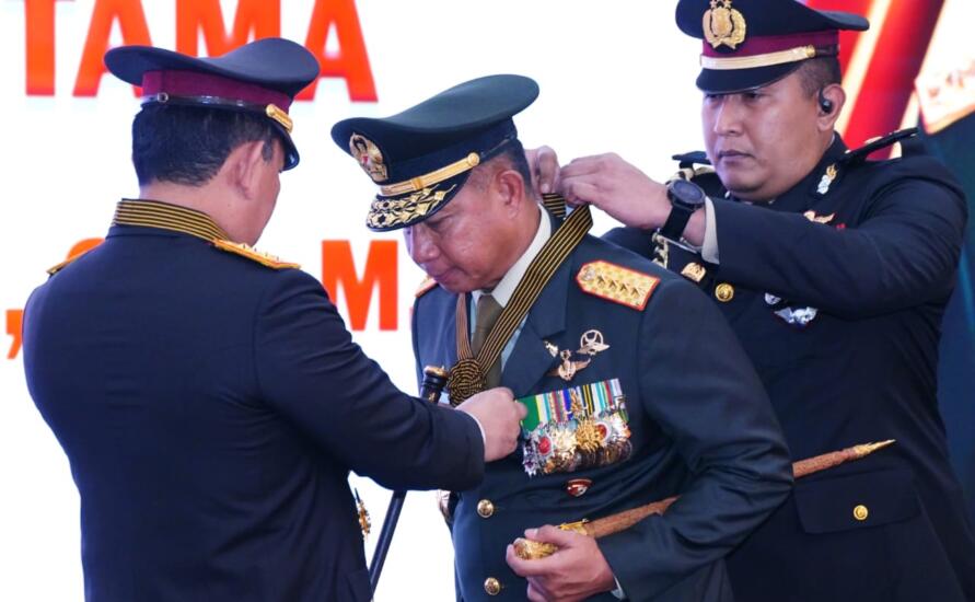 Panglima TNI Jenderal TNI Agus Subiyanto, S.E., M.Si., dan para Kepala Staf Angkatan, terima Penganugerahan Bintang Bhayangkara Utama