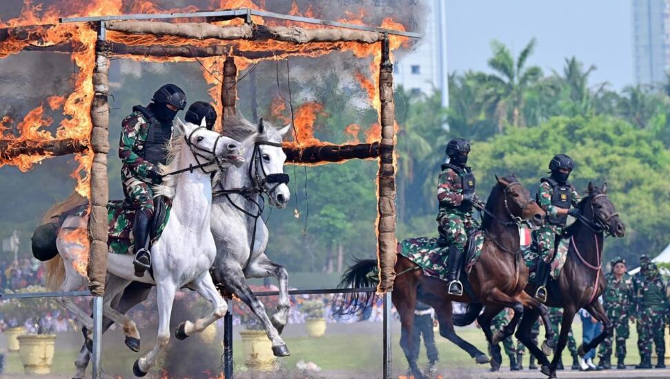 Presiden RI Joko Widodo sebagai Inspektur Upacara pada Upacara Puncak Peringatan HUT Ke-79 TNI Tahun 2024, di Lapangan Silang Monas