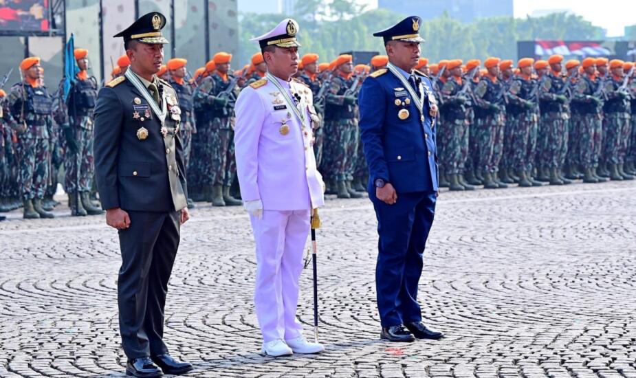 Presiden RI Joko Widodo sebagai Inspektur Upacara pada Upacara Puncak Peringatan HUT Ke-79 TNI Tahun 2024, di Lapangan Silang Monas