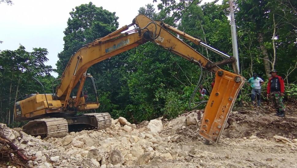 Komandan Kodim 1805/Raja Ampat Letkol Czi Tri Wibowo Angga Astono berapi-api memberikan arahan dan Motivasi Anggota Satgas