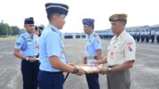 Komandan Lanud (Danlanud) Sultan Hasanuddin, Marsma TNI Bonang Bayuaji G, S.E., M.M., CHRMP, memberikan Piagam Penghargaan
