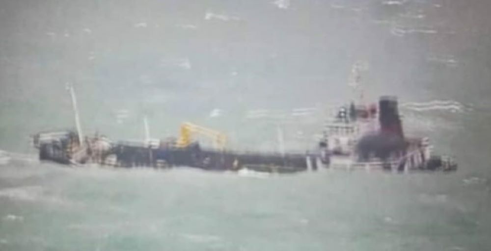 KN Tanjung Datu-301 berhasil menyelamatkan Nahkoda beserta 3 Anak Buah Kapal (ABK) MT Silver Sincere berbendera Malaysia