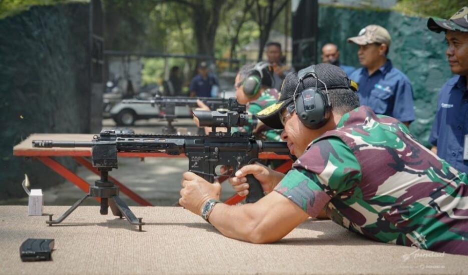 Panglima TNI Jenderal TNI Agus Subiyanto melaksanakan kunjungan kerja ke PT. Pindad (Persero), Tinjau dan Uji Senjata