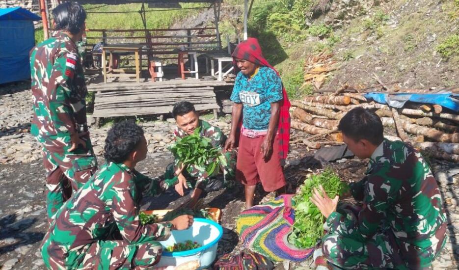 Satgas Yonif 715/Motuliato Pos Merah Putih Borong Hasil Panen Kebun dalam membantu perekonomian masyarakat Distrik Mulia