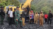 Tinjau Jalan Longsor, Komandan Kodim 1714/Puncak Jaya Letkol Inf Irawan Setya Kusuma S. Hub. Int mendampingi  Penjabat Bupati Puncak Jaya