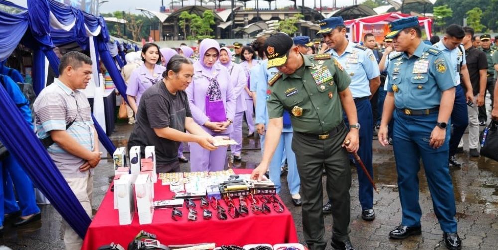 Menyambut Hari Raya Idul Fitri 1446 H, Panglima TNI Jenderal TNI Agus Subiyanto,  secara resmi Buka Bazar Murah