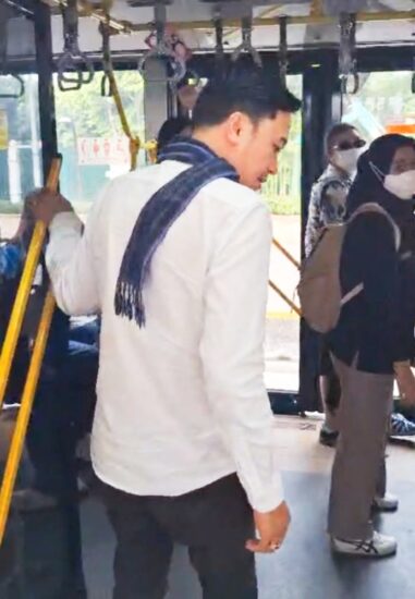 Kevin Wu, saat menaiki Busway, Rabu (30/04/25).
