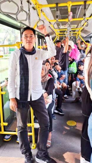Anggota Komisi A DPRD DKI Jakarta, Kevin Wu, saat berada didalam Busway, Rabu (30/04/25).