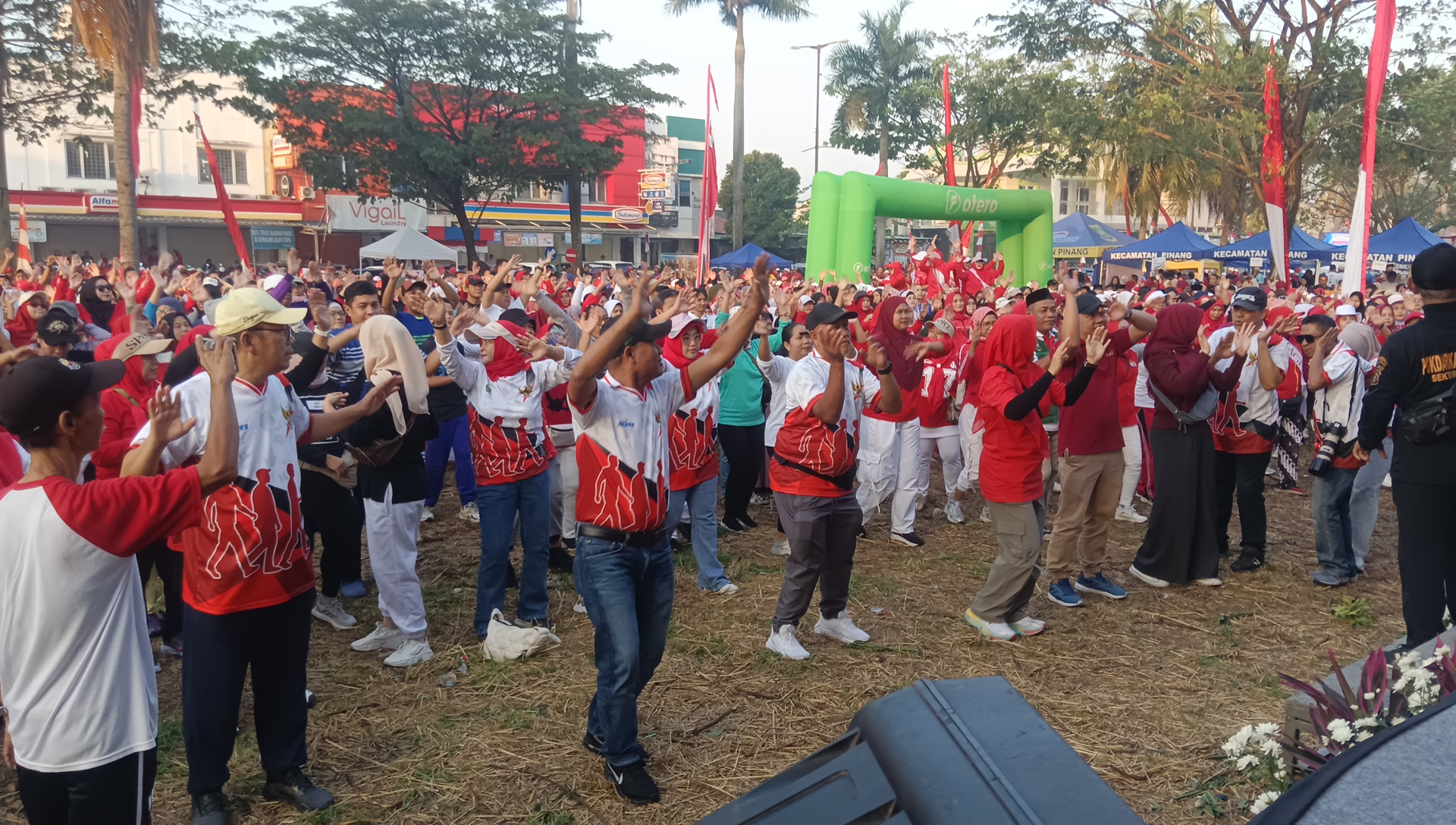 Camat Pinang Senam Bersama dengan warga masyarakat yang hadir dalam acara gerak jalan santai.