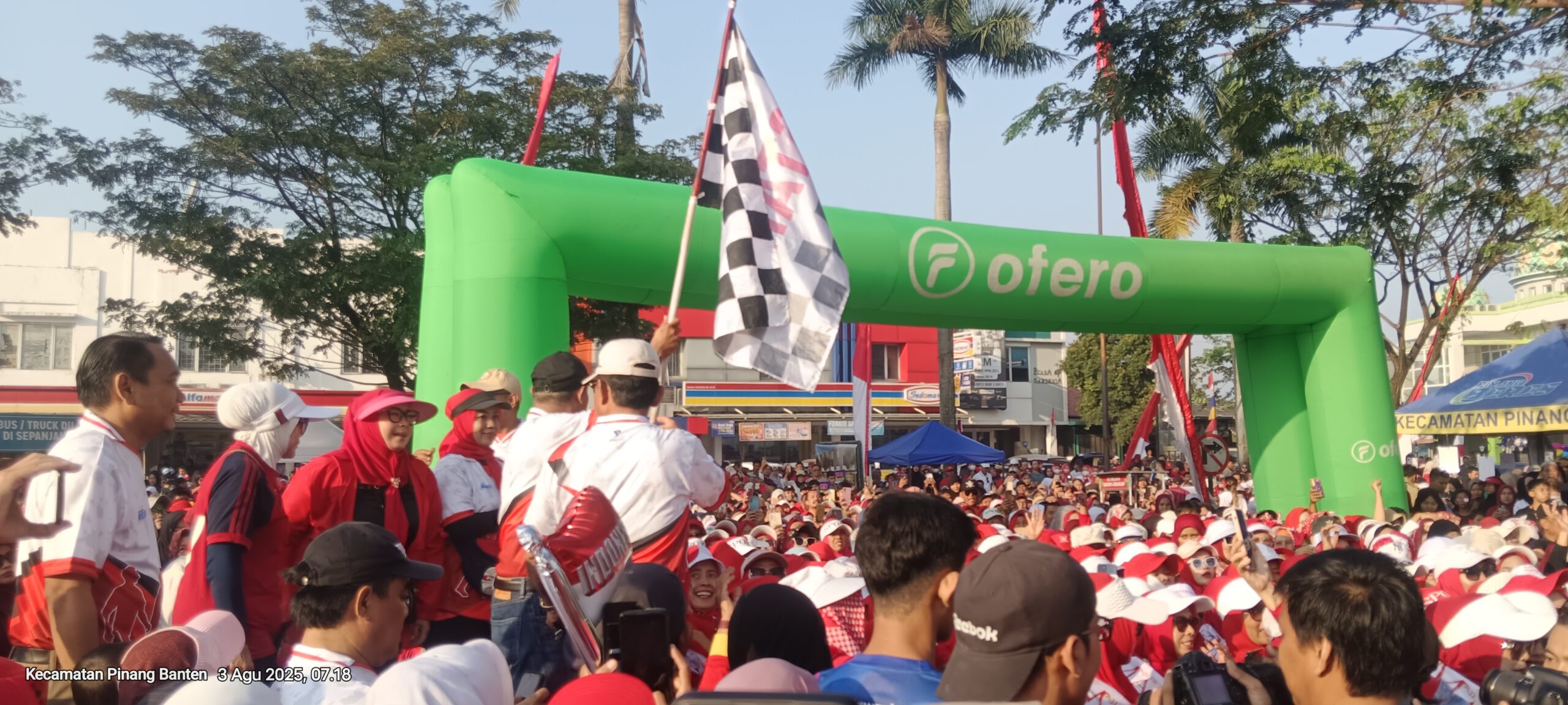 Wali Kota Tangerang dan Camat Pinang saat melepas gerak jalan santai.