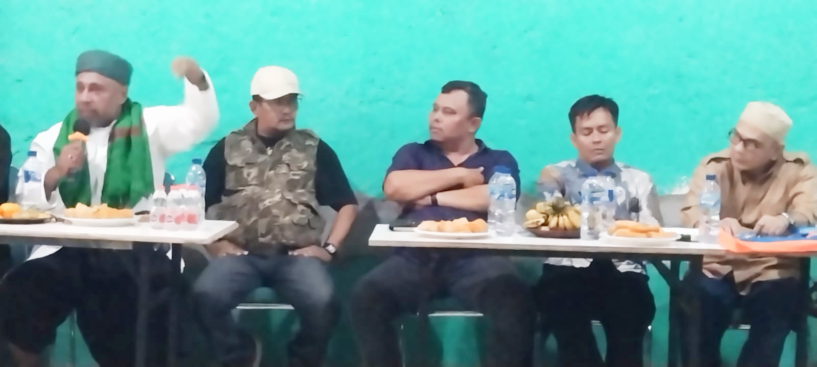 Konflik antara pedagang yang tergabung dalam Paguyuban Pasar Lembang, Sudirmara, Ciledug, Kota Tangerang dan PT Ciledug Lestari. Yang di fasilitasi oleh pihak Kecamatan Ciledug, Selasa (23/09/25).