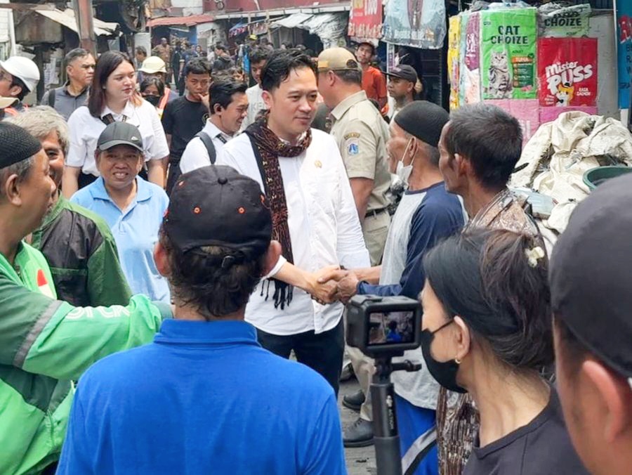 Kebakaran melanda permukiman padat di Kelurahan Tangki, Kecamatan Tamansari, Jakarta Barat, sejak Minggu (28/09/25).