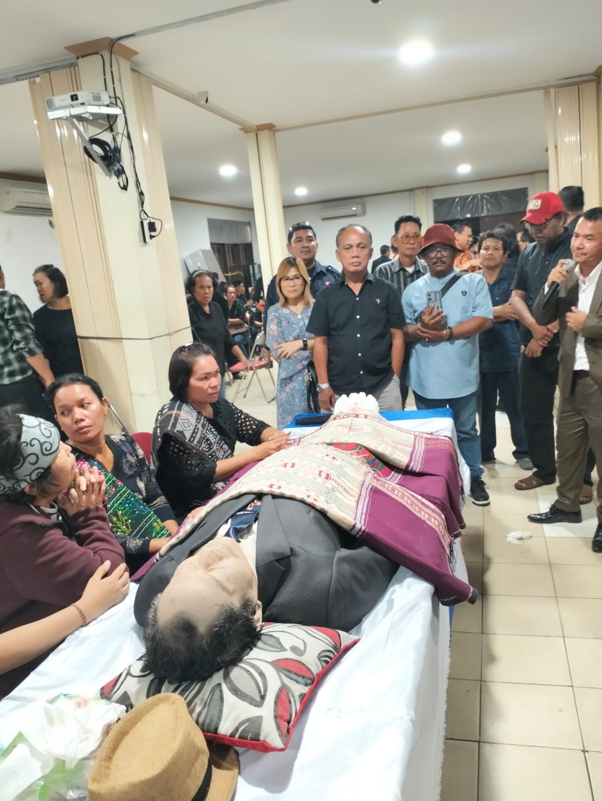 Rekan-rekan media Harapan Rakyat saat dikonfirmasi rumah duka HKBP Cengkareng, Jakbar.