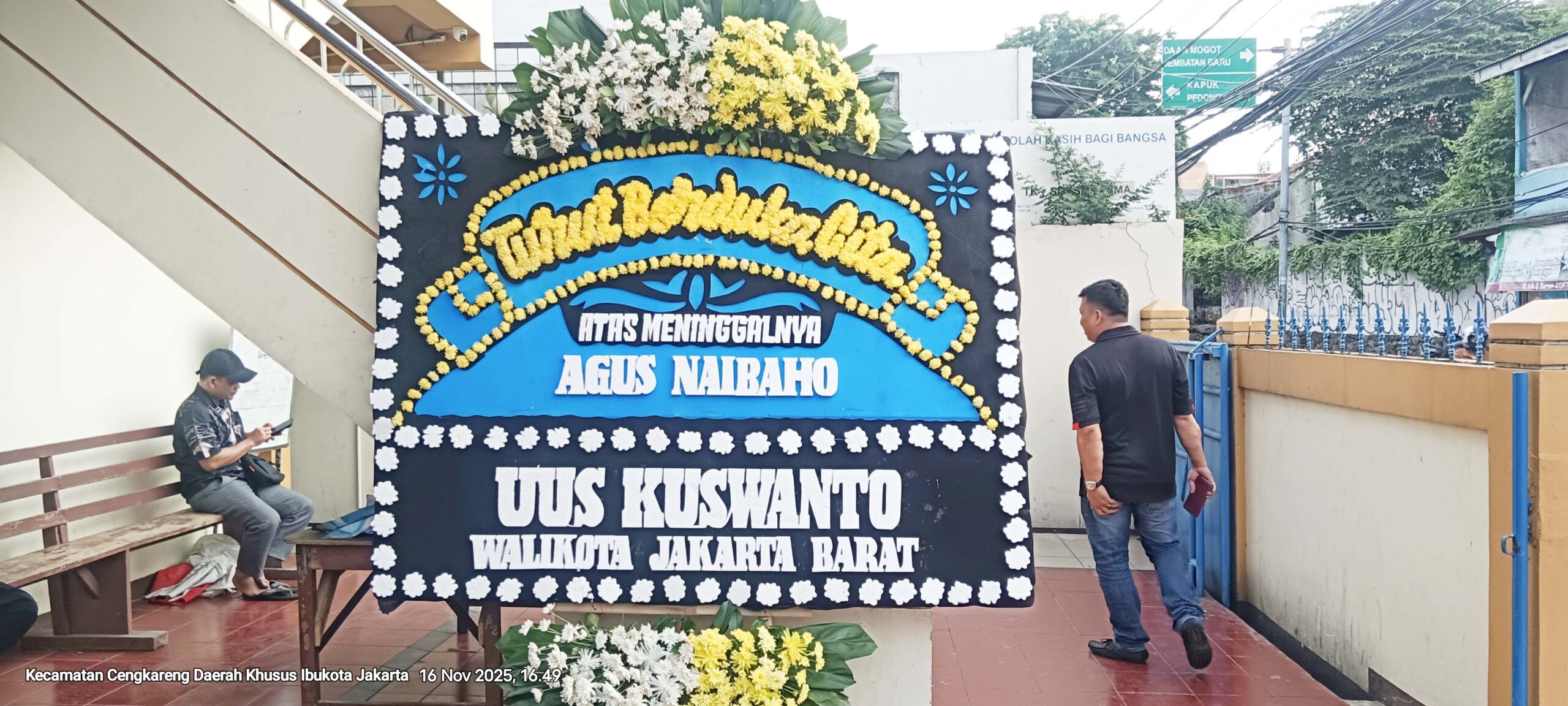 Karangan Bunga dari Wali Kota Jakbar Uus Kuswanto.