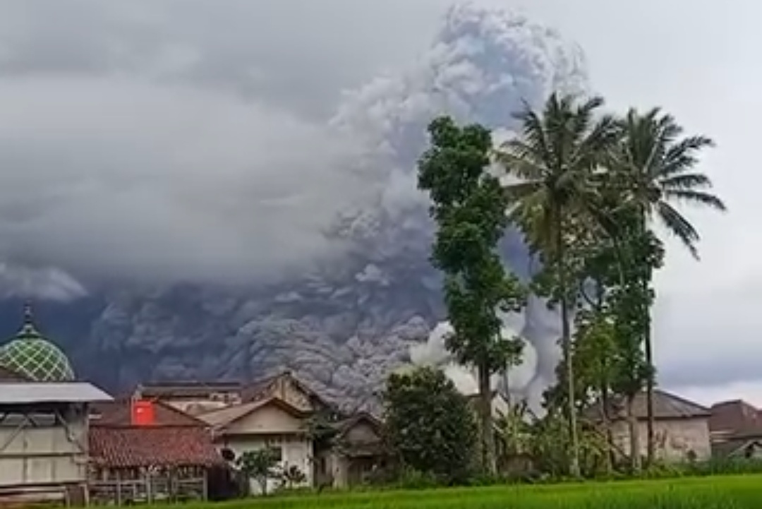 Gunung Semeru di Kabupaten Lumajang kembali memuntahkan abu vulkanik.