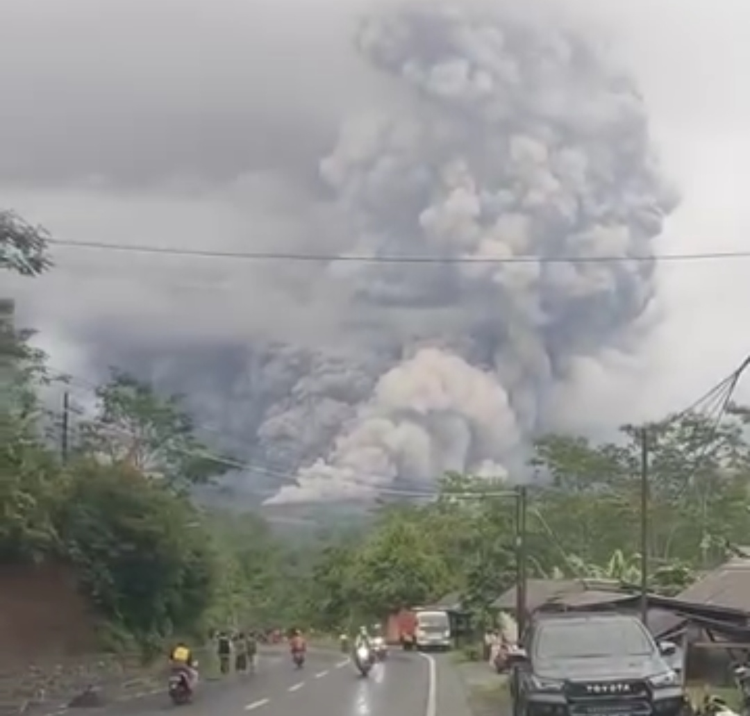 Gunung Semeru di Kabupaten Lumajang kembali memuntahkan abu vulkanik.