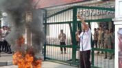 Ratusan massa yang tergabung dalam Aliansi Masyarakat, ALARM Geruduk DPRD Lebak dengan menggelar aksi unjuk rasa