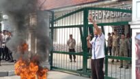 Ratusan massa yang tergabung dalam Aliansi Masyarakat, ALARM Geruduk DPRD Lebak dengan menggelar aksi unjuk rasa