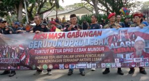 Ratusan massa yang tergabung dalam Aliansi Masyarakat, ALARM Geruduk DPRD Lebak dengan menggelar aksi unjuk rasa