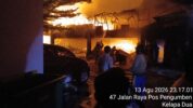 Kebakaran hebat menggemparkan warga di Jalan Pos Pengumben Raya No. 42, RT 002/RW 06, Kelurahan Kelapa Dua, Kecamatan Kebon Jeruk, Jakarta Barat, Kamis (13/8/2026) malam.