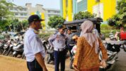 Persoalan parkir liar yang memanfaatkan badan jalan dan trotoar di depan RS Hermina Kalideres, Jakarta Barat.