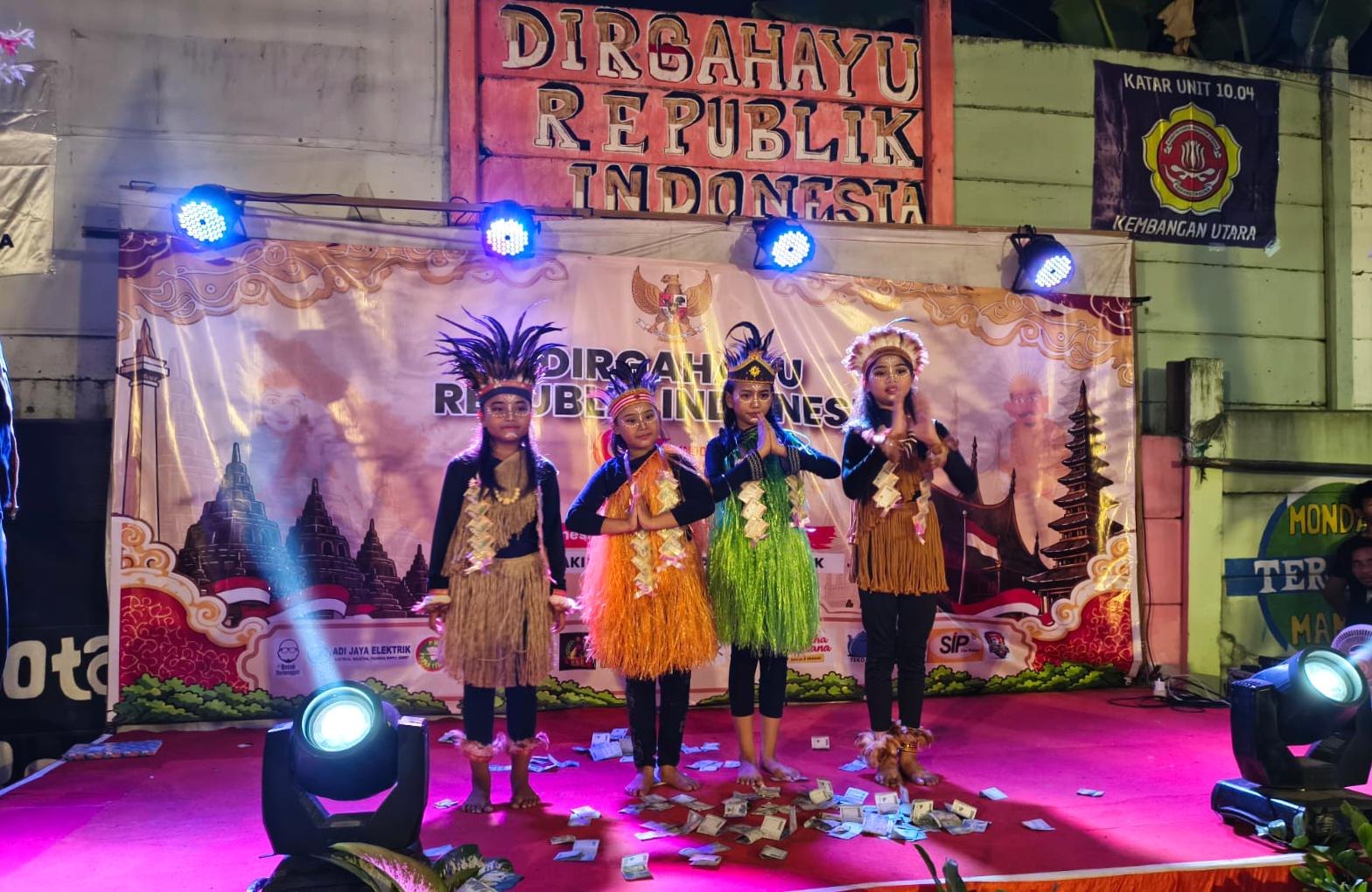 Malam puncak HUT RI ke-81 di Jalan Terate 6, Masjid Al-Hidayah, Kembangan Utara. 