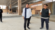 Aktivitas pembangunan delapan lapangan padel di lahan aset Pemerintah Provinsi DKI Jakarta, RW 10, Kelurahan Meruya Utara, Jakarta Barat