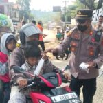 mengantisipasi Dampak Abu Vulkanik akibat aktivitas erupsi Gunung Anak Krakatau, Kapolsek Gunungkencana memimpin kegiatan pembagian masker