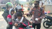 mengantisipasi Dampak Abu Vulkanik akibat aktivitas erupsi Gunung Anak Krakatau, Kapolsek Gunungkencana memimpin kegiatan pembagian masker
