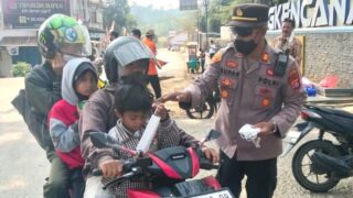 mengantisipasi Dampak Abu Vulkanik akibat aktivitas erupsi Gunung Anak Krakatau, Kapolsek Gunungkencana memimpin kegiatan pembagian masker