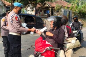mengantisipasi Dampak Abu Vulkanik akibat aktivitas erupsi Gunung Anak Krakatau, Kapolsek Gunungkencana memimpin kegiatan pembagian masker