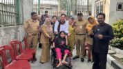 Anggota DPRD Provinsi DKI Jakarta Kevin Wu menyalurkan bantuan kursi roda kepada warga di lima kelurahan di Jakarta Barat, Selasa (29/9/2026).