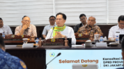Pembangunan lapangan padel di kawasan Meruya Utara, Kembangan, Jakarta Barat, menjadi sorotan setelah pekerjaan disebut tetap berlanjut
