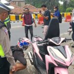 Operasi Patuh Maung 2026 Satuan Lalu Lintas, Satlantas Polres Lebak menertibkan sejumlah pengendara sepeda motor