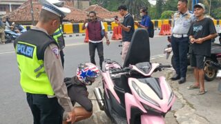 Operasi Patuh Maung 2026 Satuan Lalu Lintas, Satlantas Polres Lebak menertibkan sejumlah pengendara sepeda motor