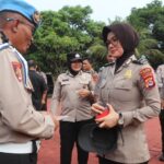 Kabid Propam Polda Banten Kombes Pol Murwoto, memimpin apel pagi dan pemeriksaan anggota Polres Lebak